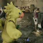 Jogador com traje de chocobo na expansão Comrades de Final Fantasy XV