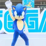 Foto de mascote do Sonic no festival Sega Fes