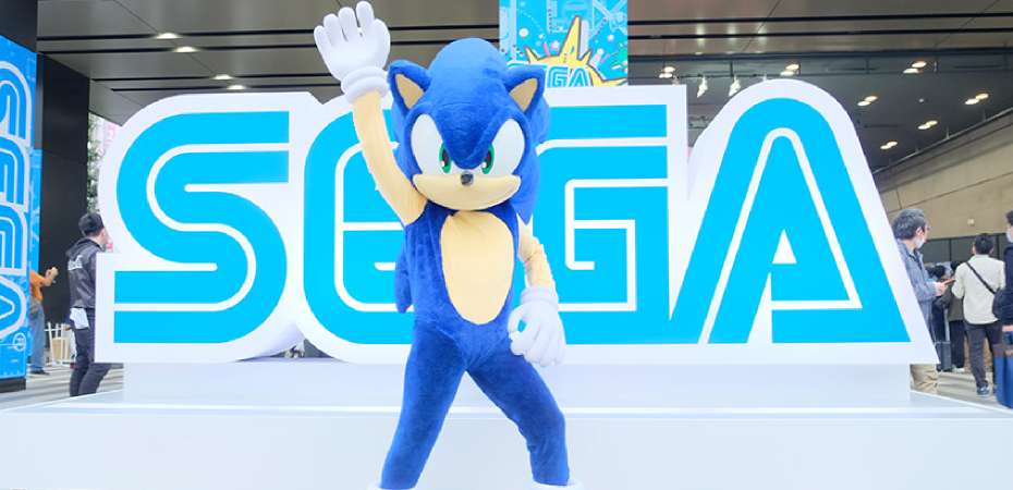 Foto de mascote do Sonic no festival Sega Fes