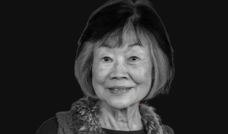 Pik-Sen Lim, narradora de Dark Souls, morre aos 80 anos de idade Pik-Sen Lim, narradora de Dark Souls, morre aos 80 anos de idade